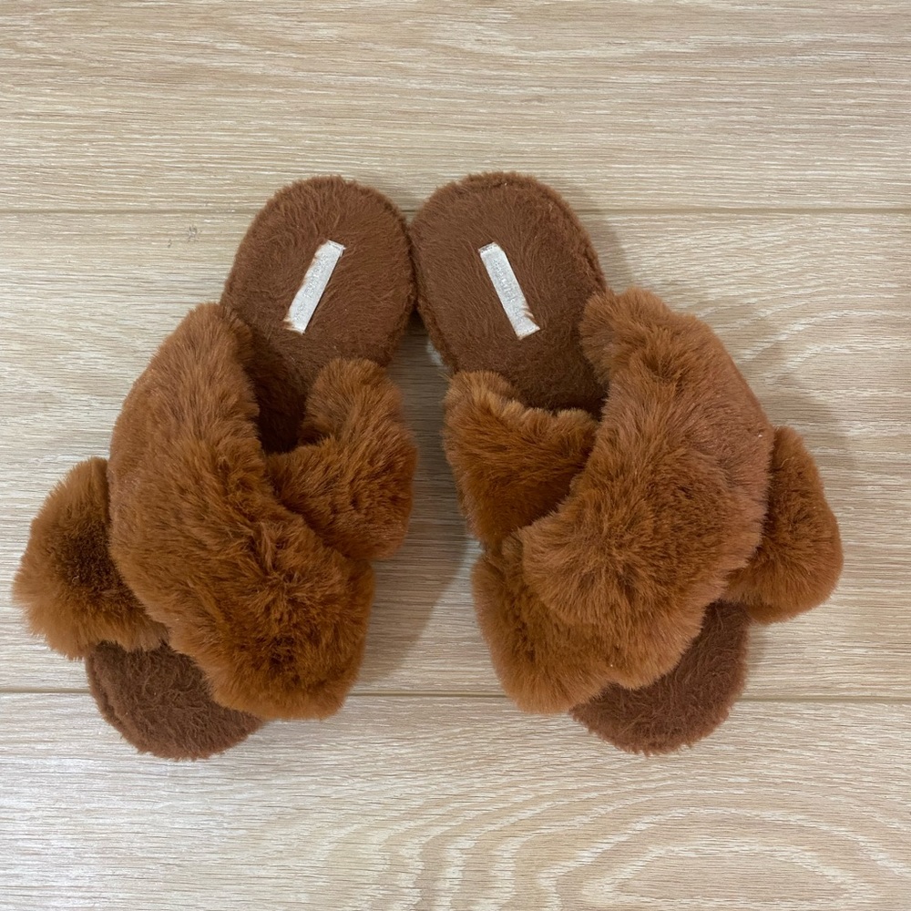 Plush slippers in rust
